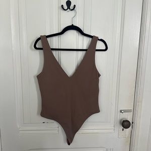 Aritzia Babaton V-neck contour body suit